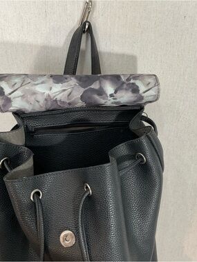 BLACK PEBBLED faux/vegan leather drawstring backpack – –
Floral lining A++
